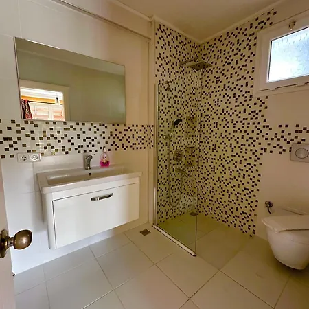 Villa With A Private Pool And Mountain View In A Quiet Area Next To Fores *